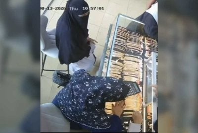 Tangkap layar video tular memaparkan dua wanita yang disyaki melarikan gelang emas bernilai RM16,000 di sebuah kedai emas.