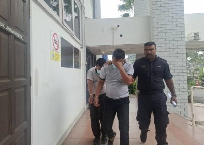 Mohamad Ridzuan dan Khairul Alamin mengaku bersalah di Mahkamah Majistret Kuala Kangsar pada Jumaat atas dua pertuduhan melakukan pemerasan dan menyamar sebagai penjawat awam KKM, bulan lalu.