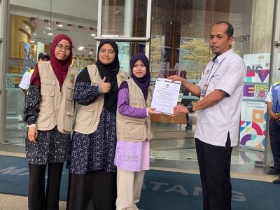 Siti Syakirah menyerahkan memorandum kepada pegawai KPM, Nasaruddin Rahmat di Putrajaya pada Jumaat. 