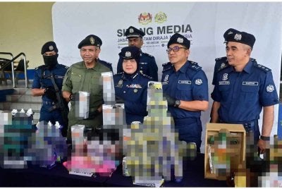 Noraidah menunjukkan rampasan alat permainan seks susulan penahanan sebuah kontena di Zon Pelabuhan Bebas Pelabuhan Utara.