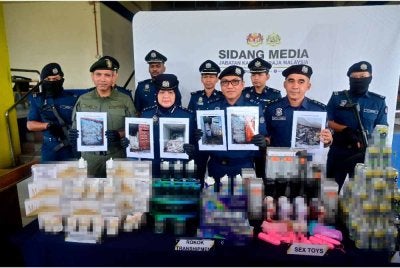 Noraidah (tiga dari kiri) bersama Nik Ezanee (dua dari kiri) menunjukkan paparan gambar rampasan besi dan plastik skrap yang dilaksanakan sejak Januari lalu.