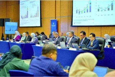 Abdul Rasheed (empat dari kanan) ketika membentangkan prestasi ekonomi Malaysia untuk suku kedua 2026 pada Jumaat.FOTO SINAR HARIAN - Asril Aswandi Abd Shukor