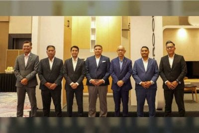 Raja Ahmad Shahrir (tiga dari kiri) dan Faiz Syazwan (tengah) bergambar selepas Majlis Menandatangani Perjanjian Konsortium dan permulaan kerjasama strategik antara PCSB dan Cabinet Hub di sini pada Jumaat.