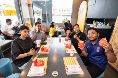 Sebahagian mahasiswa UMK turut hadir dan diraikan sempena Majlis Penyerahan Zakat Korporat McDonald’s Malaysia yang berlangsung di McDonald’s Pandu Lalu Pengkalan Chepa.