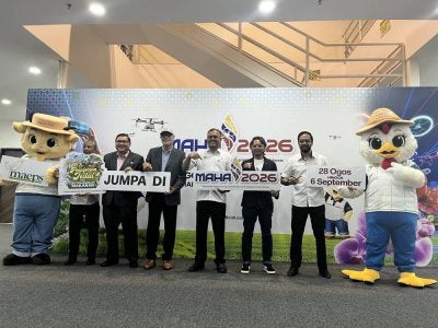 Isham (lima dari kiri) bergambar bersama maskot MAHA 2026.