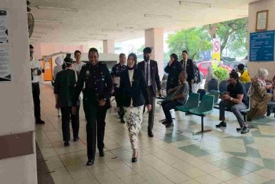 Hakim Raja Noor Adilla dan Majistret Uthman bersama barisan pendakwaan hadir ke Hospital Melaka bagi prosiding terhadap tertuduh pada Jumaat.