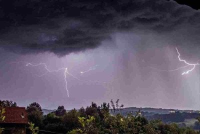 MetMalaysia mengeluarkan amaran ribut petir, hujan lebat dan angin kencang yang dijangka melanda tujuh negeri hingga jam 9 malam ini.Foto hiasan 