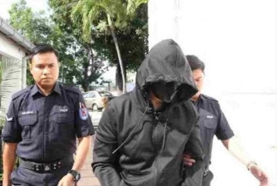 Mohd Nazri (tengah) berdepan pertuduhan membunuh Muhammad Zaharif Affendi berhampiran Sekolah Menengah Kebangsaan Jati di Ipoh 15 Disember 2023. 
