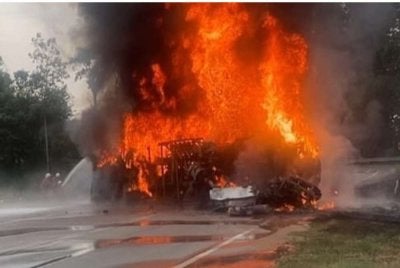 Pemandu dan penumpang rentung selepas kereta dinaiki dihempap lori tangki minyak yang terbalik sebelum kedua-dua kenderaan tersebut musnah terbakar. Foto: JBPM Pahang 