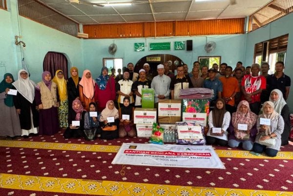 Mangsa-mangsa kebakaran di Kampung Gok Kapor menerima bantuan kelengkapan asas dan makanan. Foto Haluan 