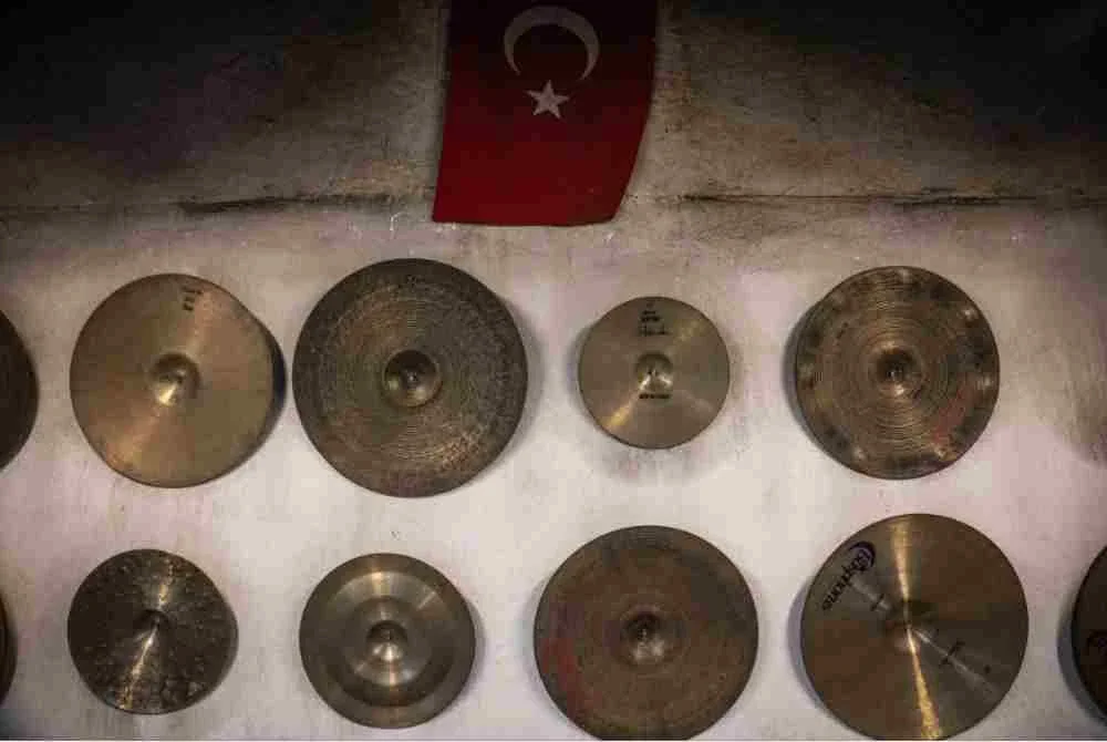 Simbal dipamerkan di dinding sebuah bengkel di Istanbul.