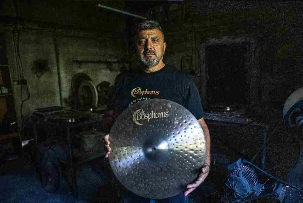 Hasan bergambar dengan simbal buatannya di Istanbul.
