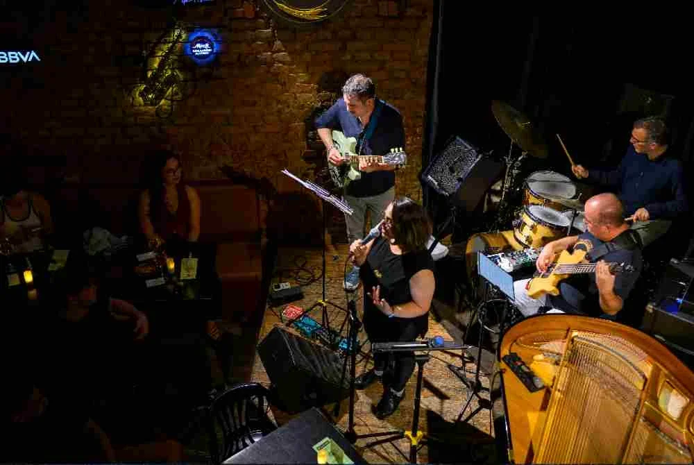 Pemain dram kumpulan Emre Tankal Trio feat Duygu Argin membuat persembahan di kelab jazz Nardis, Istanbul.