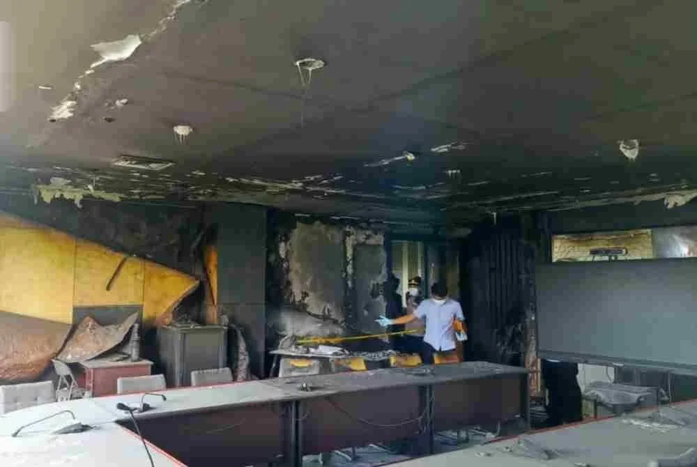Kebakaran itu memusnahkan sebahagian bilik mesyuarat yang menjadi sasaran 'amukan' pelaku. - Foto Agensi