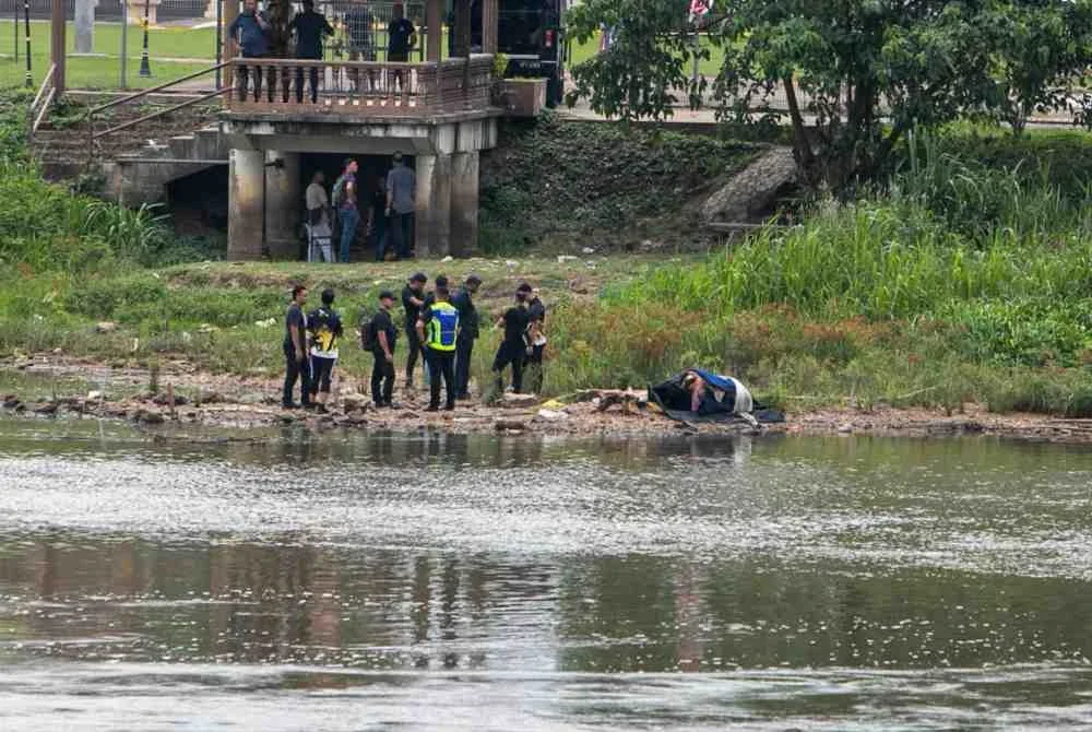 Mayat yang ditemukan dalam sebuah beg pakaian di Sungai Perak berhampiran Jeti Lembah Kuala Kangsar pada Jumaat disahkan seorang wanita dipercayai mati dibunuh.