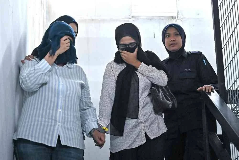 Pertuduhan dibuat mengikut Seksyen 420 Kanun Keseksaan yang dibaca bersama Seksyen 34 kanun sama yang boleh dipenjarakan hingga 10 tahun dan denda serta sebat, jika sabit kesalahan.