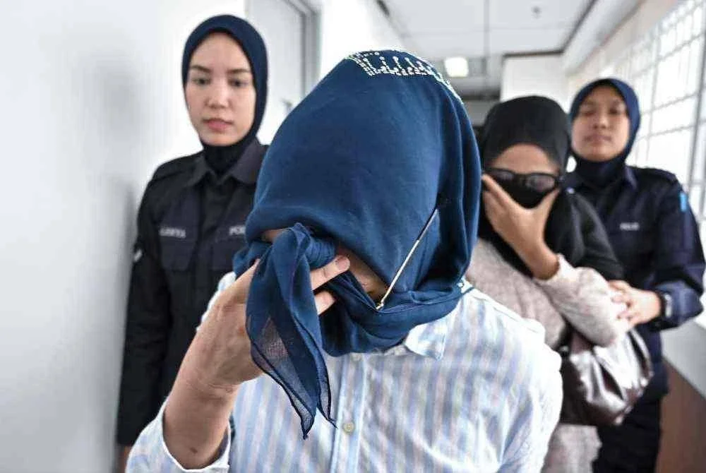 Noorfarah Surina Ahmad, 42, dan Nurfalah Noordin, 33, bagaimanapun mengaku tidak bersalah selepas kesemua pertuduhan di bawah Seksyen 420 Kanun Keseksaan yang dibaca bersama Seksyen 34 kanun sama dibacakan di hadapan Majistret S. Punitha.- Foto Bernama.