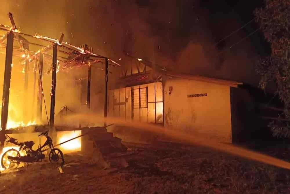 rumah yang musnah terbakar dihuni lima sekeluarga termasuk tiga yang terkorban manakala rumah berikutnya dihuni enam sekeluarga yang semuanya selamat.