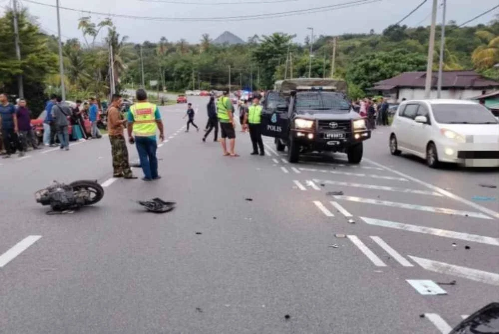 Kemalangan membabitkan motosikal dan kereta di Kampung Charok Kelian. Foto tular