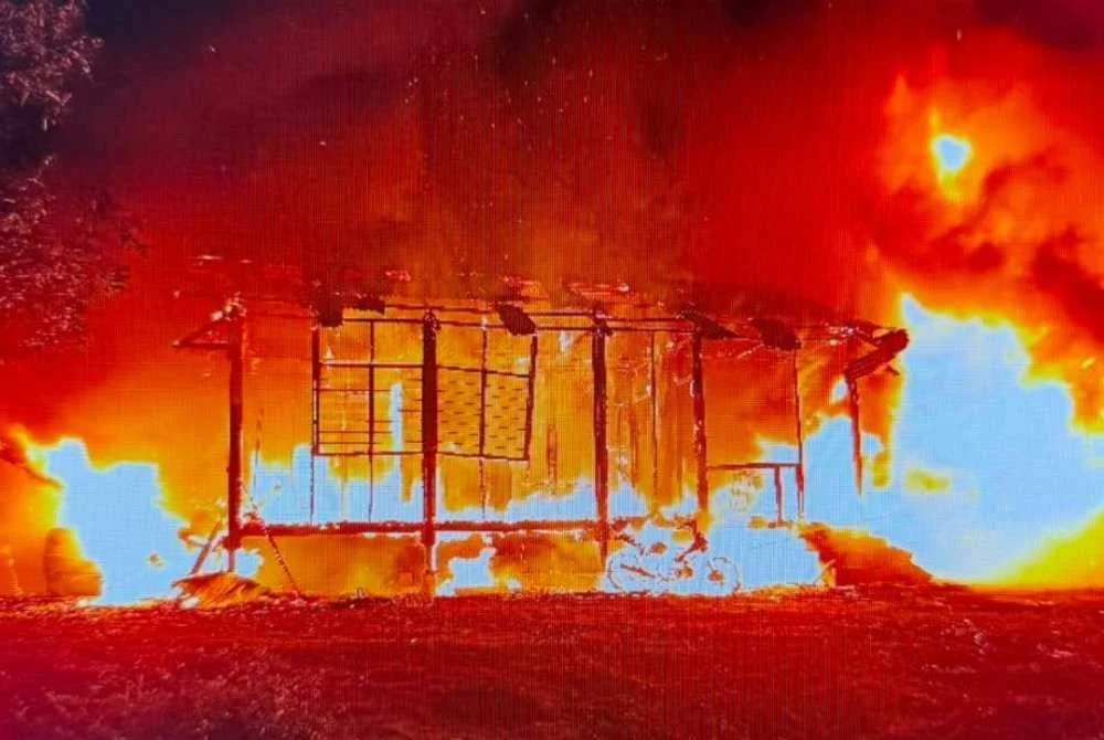 Keadaan api yang marak memusnahkan dua rumah dalam kebakaran di Muadzah Shah pada awal pagi Sabtu. Foto: Polis Rompin