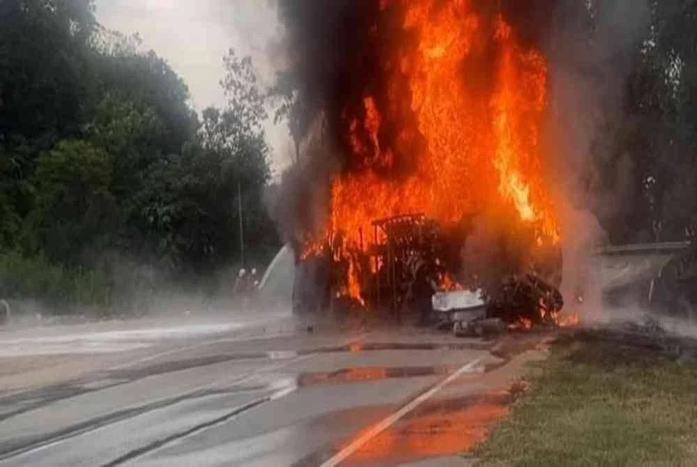 Kereta dinaiki mangsa dihempap lori tangki membawa 32,000 liter petrol dan diesel.