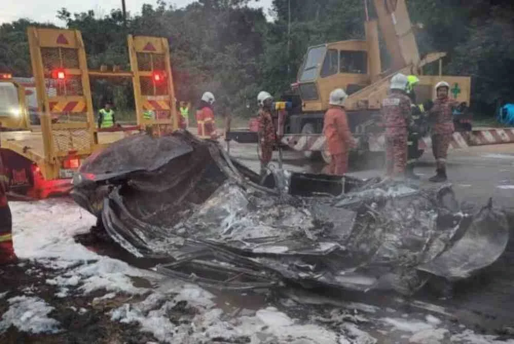 Akibat kemalangan tersebut, kereta dan lori tangki terbakar menyebabkan dua beranak itu rentung.