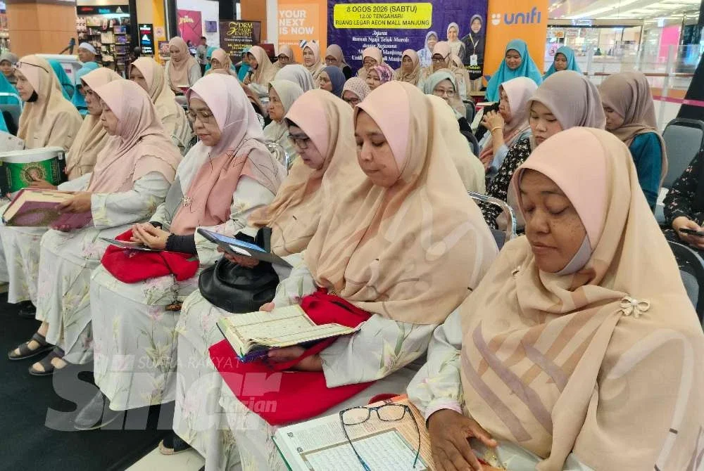 Sebahagian peserta yang terlibat dalam penganjuran Program Malaysia #QuranHour anjuran Rumah Ngaji Teluk Muroh di Pusat Beli-belah AEON Seri Manjung pada Sabtu.