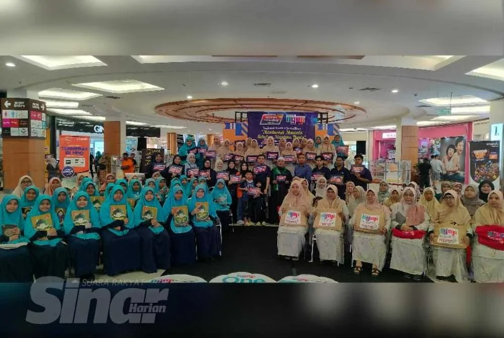 Seramai kira-kira 80 peserta yang terlibat dalam program Malaysia #QuranHour anjuran Rumah Ngaji Teluk Muroh di Pusat Beli-belah AEON Seri Manjung pada Sabtu.