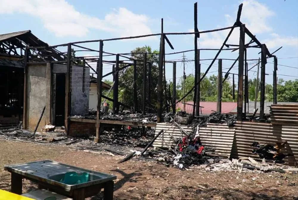 Keadaan rumah yang terbakar dalam kejadian di Desa Mawar 2, Muadzam Shah pada awal pagi Sabtu