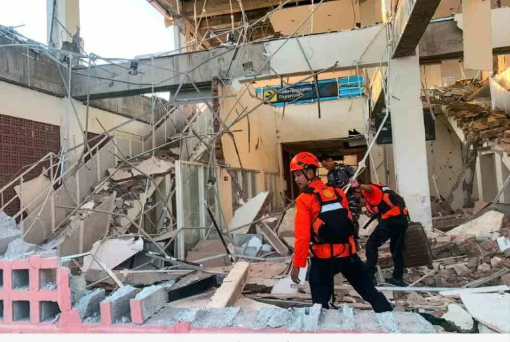 Angka korban akibat gempa bumi bermagnitud 7.7 dan beberapa kejutan lanjur kuat yang melanda perairan Pulau Flores di timur Indonesia meningkat kepada 20 orang. Foto AFP