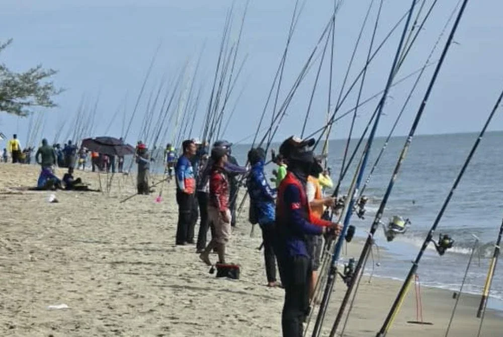 Sebahagian peserta yang menyertai pertandingan memancing JJPT di Pantai Senok pada Sabtu.