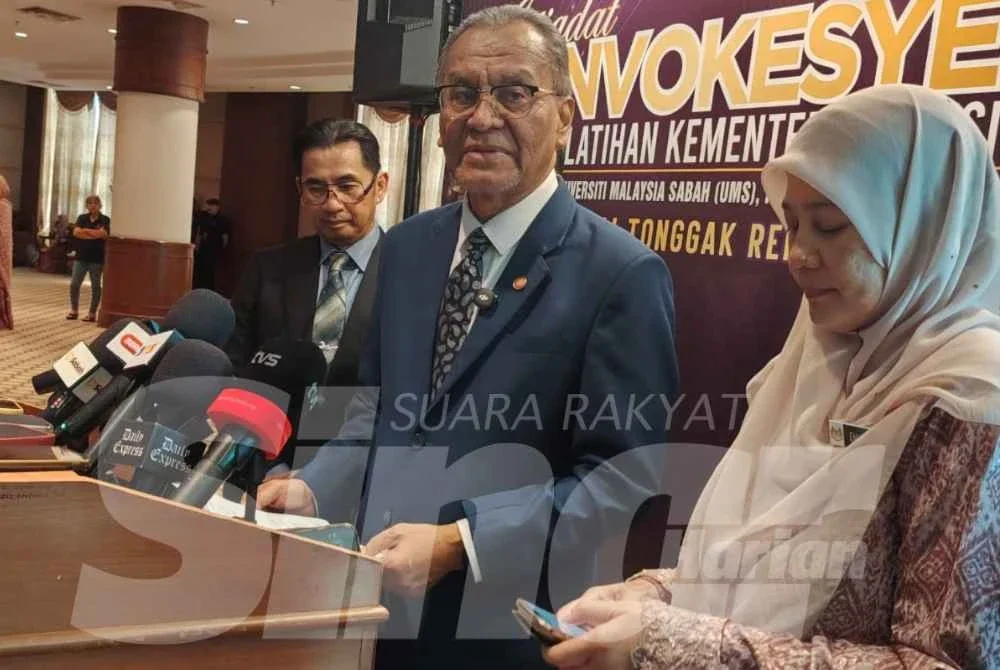 Dr Dzulkefly ketika ditemui pemberita dalam sidang akhbar di UMS, Kota Kinabalu.