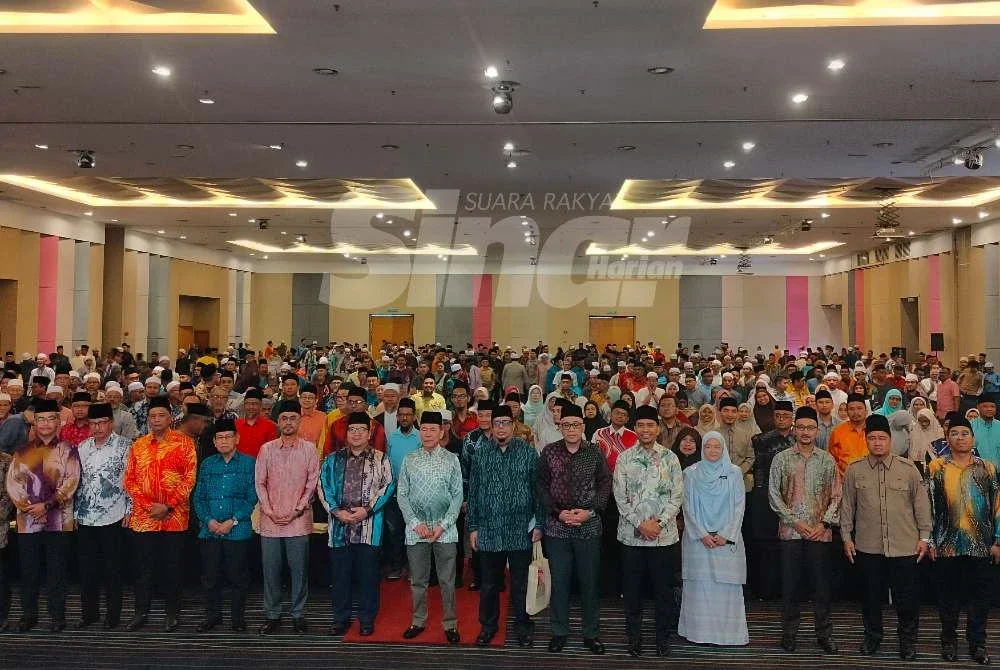 Mohd Annuar (tengah) bersama tetamu dan pegawai masjid yang hadir sempena Konvensyen Jawatankuasa Kariah Masjid Negeri Perak Tahun 2026 di Pusat Konvensyen Casuarina Ipoh pada Sabtu.