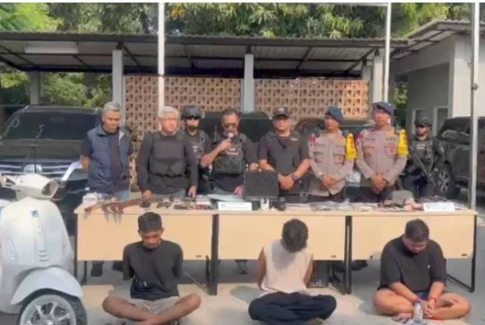 Dadah, senjata api dan kenderaan mewah yang disita BNN dalam operasi di Kampung Bahari, Jakarta Utara. - Foto tular Detikcom.