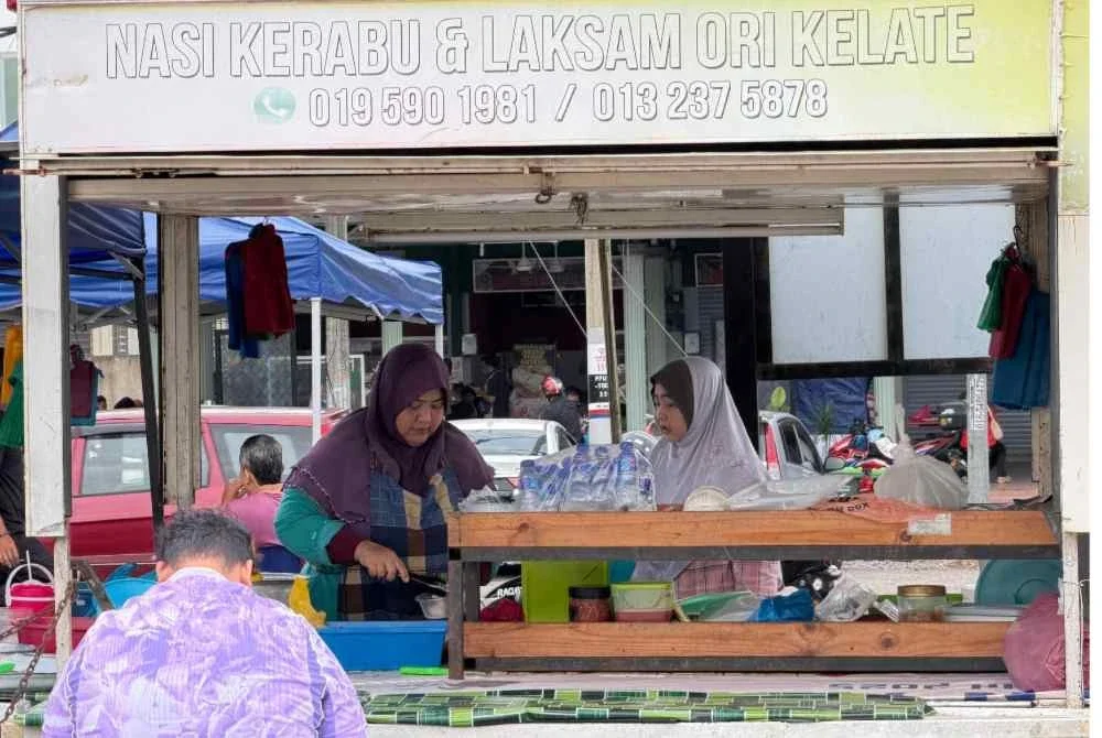 Setiap Jumaat dan Sabtu, Rosdi bersama isteri dan anak menjual nasi kerabu, laksam dan onde-onde untuk pelanggan sekitar Changlun.