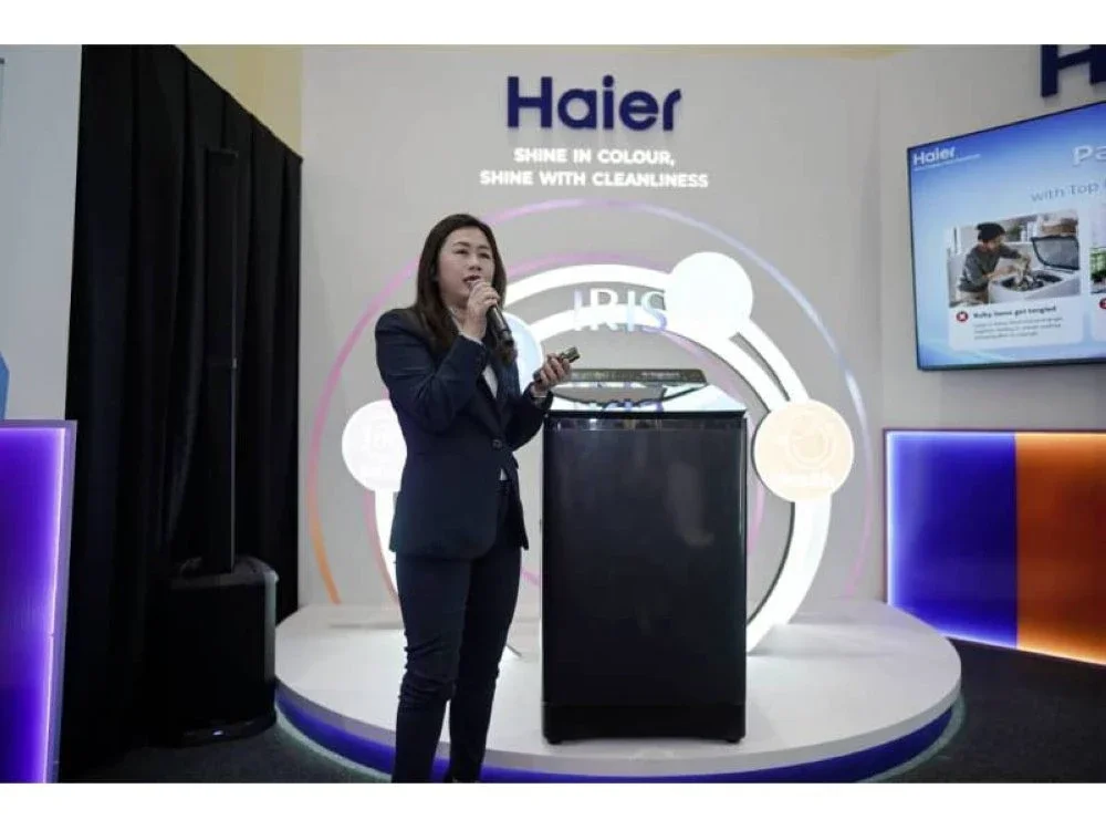 Pengarah Produk Haier Malaysia, Stacy Kew Poh Yin memperkenalkan Siri IRIS 2698 yang menggabungkan teknologi termaju bagi memberikan prestasi cucian lebih berkesan, penjagaan fabrik lebih baik serta pengendalian yang lebih mudah.