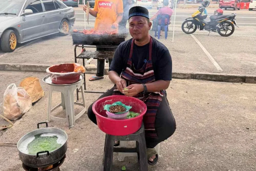 Walaupun sibuk dengan kerjaya namun tidak membataskan masa untuk berniaga kerana perniagaan sudah menjadi darah dagingnya.