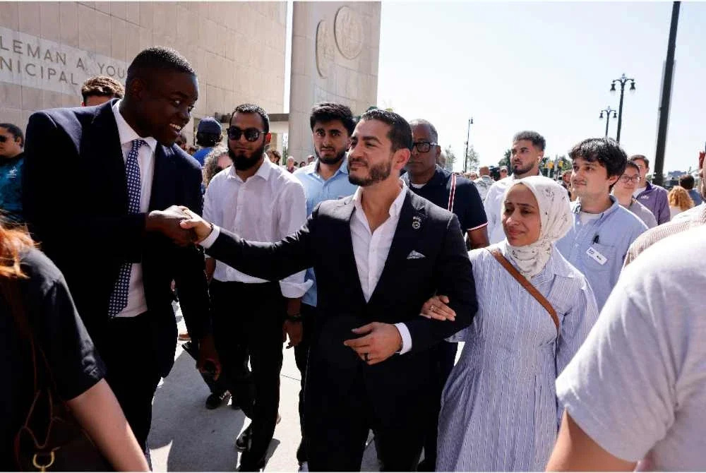 Abdul El-Sayed (tengah) bersama isterinya, Sarah Jukaku selepas sidang media mengisytiharkan kemenangan pada pemilihan awal parti di Detroit.