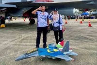 Muhammad Nurazeem bersama koleksi Toruk Makto SU-30MKM.