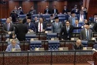 Sebahagian besar ahli Parlimen blok Pembangkan bertindak keluar dewan selepas permintaan penangguhan sidang khas Dewan Rakyat untuk membahaskan laporan RCI Tabung Haji ditangguhkan, ditolak Speaker.