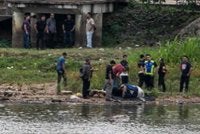  Mayat yang ditemukan dalam sebuah beg pakaian di Sungai Perak berhampiran Jeti Lembah Kuala Kangsar pada Jumaat disahkan seorang wanita dipercayai mati dibunuh.
