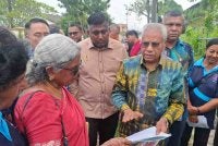 Sivanesan (tiga dari kanan) ketika meninjau keadaan rumah tinggal di Taman Lim, Ipoh yang didakwa berisiko tinggi terhadap denggi dan chikungunya susulan longkang tersumbat serta rumput tidak dipotong.