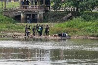 Mayat yang ditemukan dalam sebuah beg pakaian di Sungai Perak berhampiran Jeti Lembah Kuala Kangsar pada Jumaat disahkan seorang wanita dipercayai mati dibunuh.