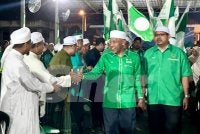 Idris (dua dari kanan) bersalaman dengan penyokong Pas ketika menghadiri Pelancaran Jentera Pilihan Raya Pas Tumpat di Kampung Sedar pada Jumaat. Foto: ADILA SHARINNI WAHID