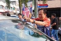 Ahmad memasang Jalur Gemilang pada kereta penduduk di Pekan Benut bagi menyemarakkan semangat patriotik menjelang sambutan Hari Kebangsaan.