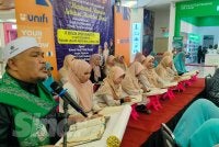 Timbalan Mudir Pondok Hidayatullah, Abu Bakar Omar (kiri) menyampaikan tadabbur Surah Al-Muzammil sempena penganjuran program Malaysia #QuranHour anjuran Rumah Ngaji Teluk Muroh di Pusat Beli-belah AEON Seri Manjung pada Sabtu.