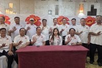 Priceless (duduk, dua dari kanan) bersama pimpinan tertinggi KDM semasa pertemuan Majlis Tertinggi KDM di Papar.