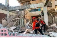 Angka korban akibat gempa bumi bermagnitud 7.7 dan beberapa kejutan lanjur kuat yang melanda perairan Pulau Flores di timur Indonesia meningkat kepada 20 orang. Foto AFP