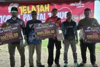 Hanifah (dua dari kanan) bersama Mohd Azri Nizam (tengah) dan pemenang pertandingan memancing JJPT di Pantai Senok pada Sabtu.
