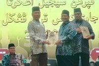 Mohd Annuar (kiri) menyampaikan Sijil Anggota Jawatankuasa Kariah Penggal 2026-2029 kepada Orang Besar Jajahan Bagan Datuk, Datuk Dr Khalid Ismail sempena Konvensyen Jawatankuasa Kariah Masjid Negeri Perak Tahun 2026 di Pusat Konvensyen Casuarina Ipoh pada Sabtu.